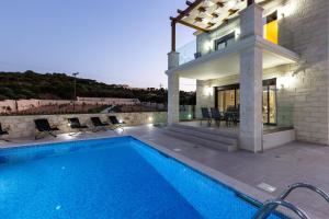 Bazén v ubytovaní Eudora Luxury Stone Villa alebo v jeho blízkosti
