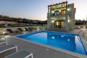 Bazén v ubytovaní Eudora Luxury Stone Villa alebo v jeho blízkosti