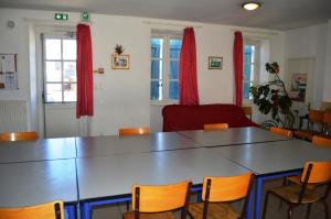 una sala conferenze con un grande tavolo e sedie di Gite De Lalizolle a Lalizolle