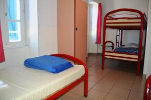 Zimmer mit 2 Etagenbetten und einem Etagenbett in der Unterkunft Gite De Lalizolle in Lalizolle