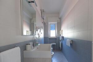 Koupelna v ubytování La Conchiglia sul Mare + 37 fotografií