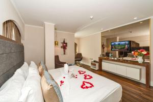 TV a/nebo společenská místnost v ubytování Darkmen Hotel