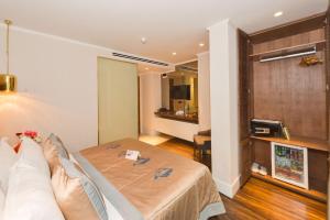 Postel nebo postele na pokoji v ubytování Darkmen Hotel