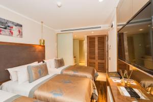 Postel nebo postele na pokoji v ubytování Darkmen Hotel