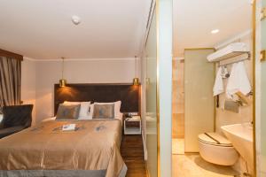 Postel nebo postele na pokoji v ubytování Darkmen Hotel