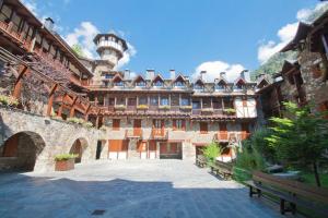 Foto da galeria de H4, Bordes d'Arinsal, Triplex Rustico con chimenea, Arinsal, Zona vallnord em Mas de Ribafeta