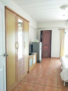 a room with a kitchen with a tiled floor at Lomsabai Apartments in Bangsaen