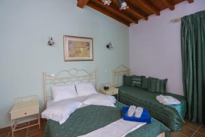Säng eller sängar i ett rum på Skiathos Island Suites