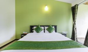 Postel nebo postele na pokoji v ubytování Treebo Laa Gardenia Resort, Nilavoor Lake