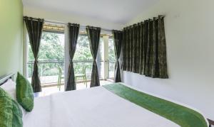 Postel nebo postele na pokoji v ubytování Treebo Laa Gardenia Resort, Nilavoor Lake