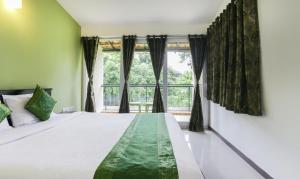 Postel nebo postele na pokoji v ubytování Treebo Laa Gardenia Resort, Nilavoor Lake