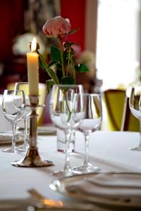 een tafel met wijnglazen en een kaars erop bij Dunbrody Country House Hotel in Arthurstown