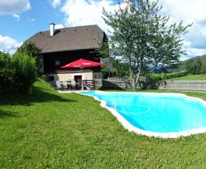 Piscina de la sau aproape de Ferienhaus Gobald