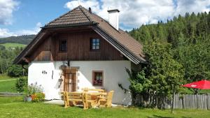 a house with a table and chairs in front of it at Ferienhaus Gobald in Murau