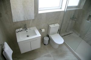 Ванная комната в Corina Suites & Apartments