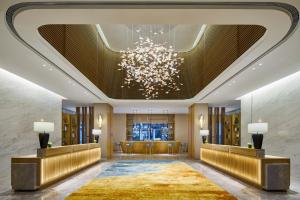 um lobby de hotel com um lustre em The Qube Hotel Shanghai Sanjiagang - Offer Pudong International Airport and Disney shuttle em Xangai