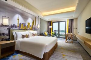 Uma cama ou camas num quarto em The Qube Hotel Shanghai Sanjiagang - Offer Pudong International Airport and Disney shuttle
