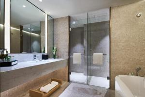 Uma casa de banho em The Qube Hotel Shanghai Sanjiagang - Offer Pudong International Airport and Disney shuttle