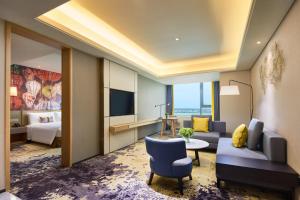 Uma televisão e/ou sistema de entretenimento em The Qube Hotel Shanghai Sanjiagang - Offer Pudong International Airport and Disney shuttle