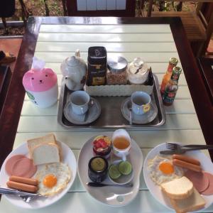 อาหารเช้าซึ่งให้บริการแก่ผู้เข้าพักที่ Baan Suan Nam Resort