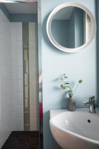 łazienka z umywalką i lustrem na ścianie w obiekcie I Registi w mieście Scalea