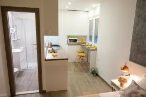 Dapur atau dapur kecil di Rose Gold Rooms & Studio with balcony