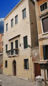 un edificio antiguo con balcón en una calle en Ca' Mariele, en Venecia