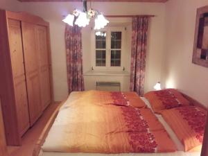 a bedroom with a bed and a window at Ferienhaus im Thermenland (Loipersdorf, Blumau) in Ilz