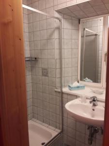 a bathroom with a sink and a shower with a mirror at Ferienhaus im Thermenland (Loipersdorf, Blumau) in Ilz