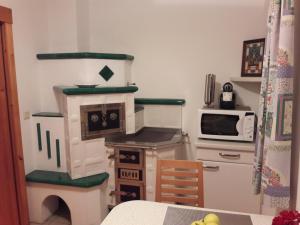 a toy kitchen with a stove and a microwave at Ferienhaus im Thermenland (Loipersdorf, Blumau) in Ilz