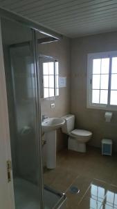 a bathroom with a sink and a toilet and a shower at Finca Alexa in Arecida