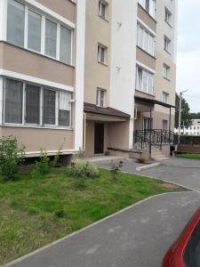 een lege parkeerplaats voor een gebouw bij Academic apartment in Vinnytsya