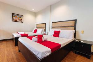 Ліжко або ліжка в номері RedDoorz Plus The Ridge Tagaytay City