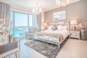 Кровать или кровати в номере Elite Royal Apartment - Burj Residences T5