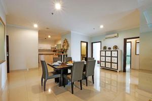 uma sala de jantar com mesa e cadeiras em The Bellezza Hotel Suites em Jakarta