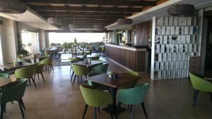 A restaurant or other place to eat at Urb. Valle Romano Capitolio 11B-C