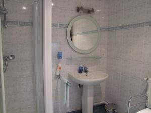 y baño con lavabo y espejo. en Domaine de Gondrange - Chambres d'Hôtes, en Havange