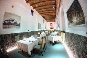 ein Restaurant mit Tischen und Stühlen in einem Zimmer in der Unterkunft Castello di Casapozzano in Aversa
