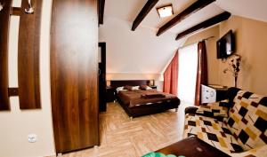 ein Schlafzimmer mit einem Bett und einer Couch in einem Zimmer in der Unterkunft Heweliusz in Ustka