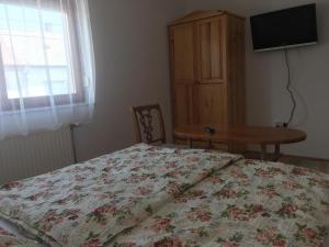 Postel nebo postele na pokoji v ubytování Csók Apartmanház