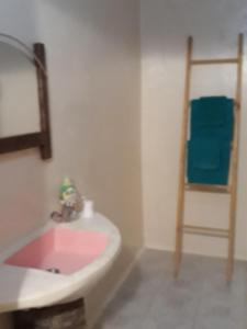 baño con lavabo rosa y escalera en Au Trait d'Union Tijma Matmata, en Matmata
