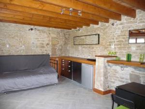 um quarto com uma cama e uma cozinha com um balcão em Le Haut Fontaine : gîte 4/5 pers. ou site entier 9 pers em Saint-Georges-lès-Baillargeaux