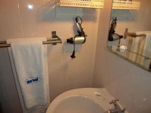 a bathroom with a toilet and a sink at Marazul in Serra de El-Rei