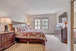 a bedroom with a bed and a dresser and a window at Pp327 Passage Point Condo in Copper Mountain