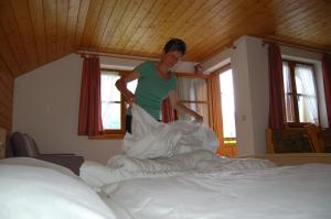 Posteľ alebo postele v izbe v ubytovaní Appartements Karin Mitten im Grünen