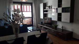 sala de estar con mesa y TV en Estudio Bellavista, en Logroño