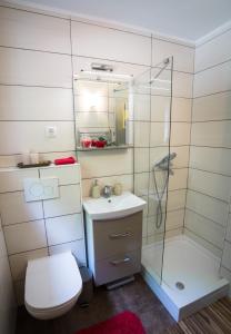 Koupelna v ubytování Chalet Via Mons + 29 fotografií