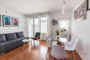 ヴロツワフにあるSamba Apartmentのリビングルーム(ソファ、テーブル、椅子付)