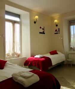 Postel nebo postele na pokoji v ubytování Logis Hôtel des Causses