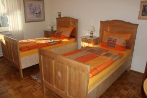 2 łóżka pojedyncze w pokoju z 2 lampami w obiekcie Ferienwohnung Waltraud w mieście Tieringen